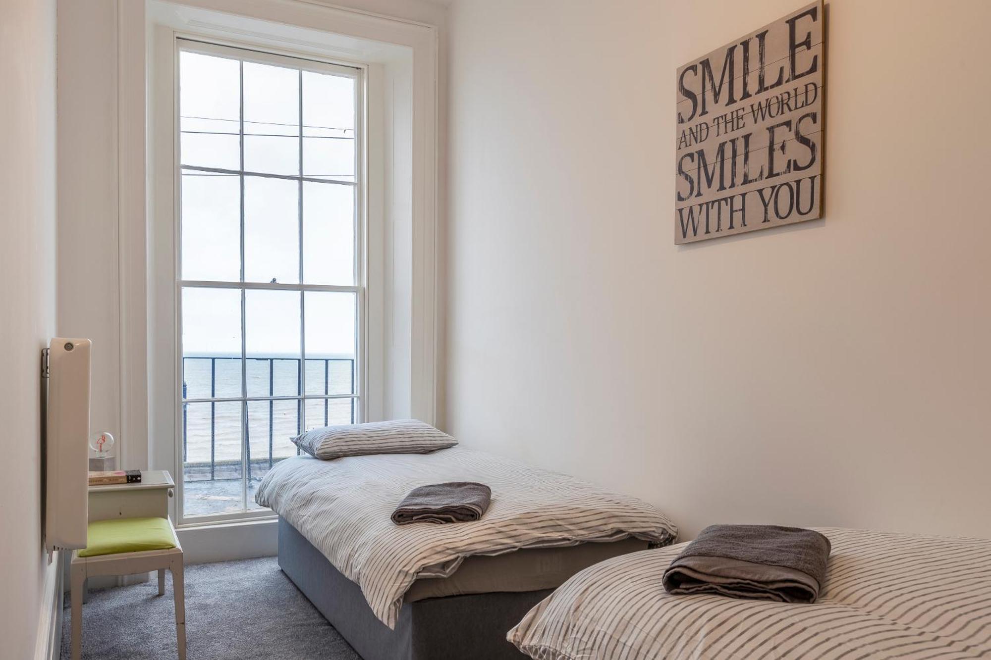 Seaside Serenity: Stylish Sea View Apartments In خليج هيرن المظهر الخارجي الصورة