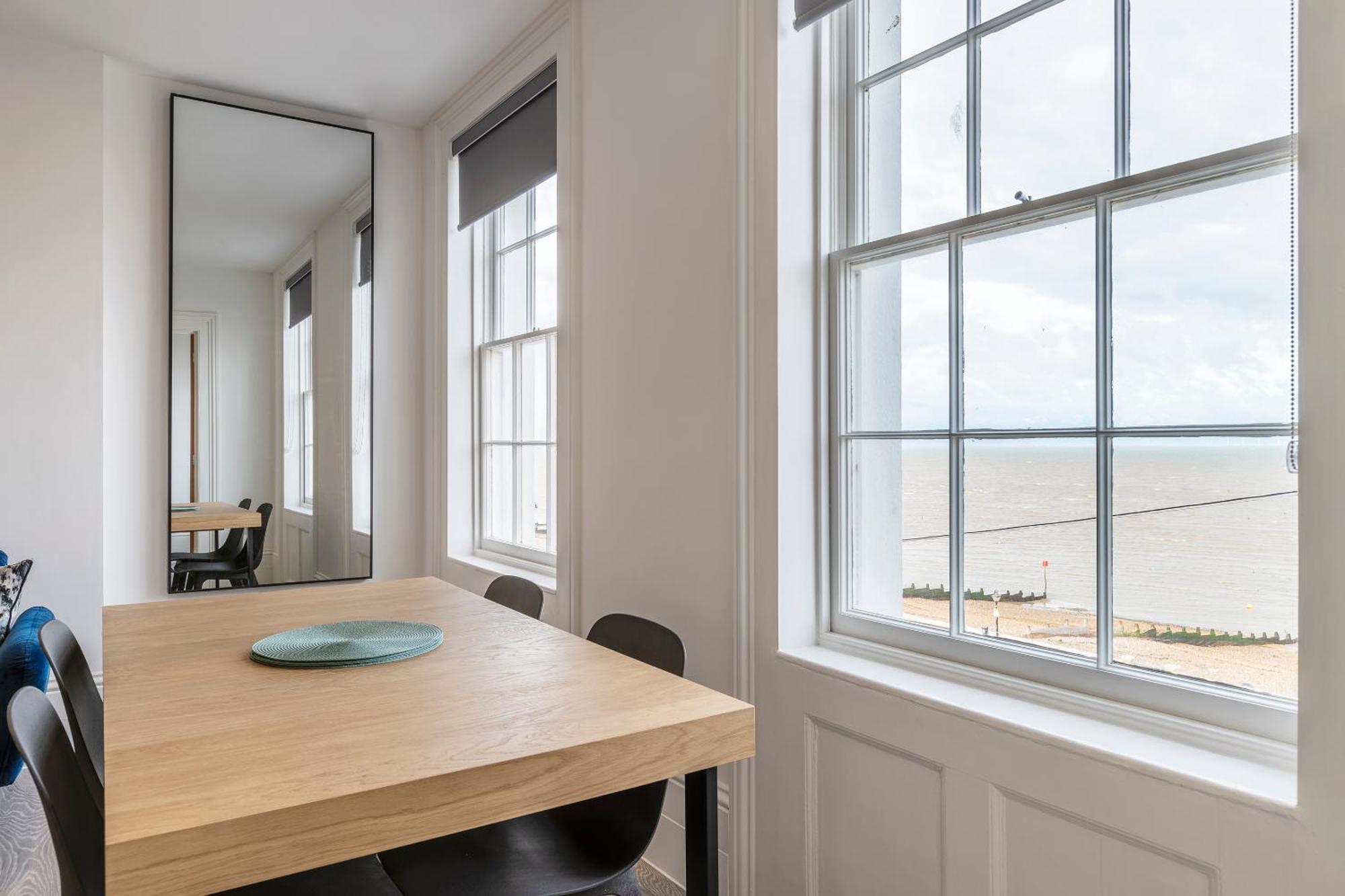 Seaside Serenity: Stylish Sea View Apartments In خليج هيرن المظهر الخارجي الصورة